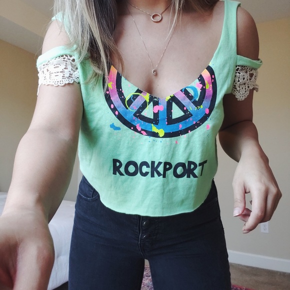 LF furst of a kind cold shoulder graphic crop top - Picture 2 of 8